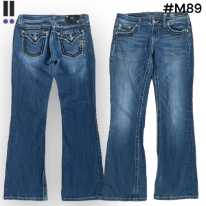 M89 lågmidjade bootcut missme jeans  - MissMe jeans i model Easy boot 💜 Tag 28W 💜Midja (rakt över) 38cm 💜 Innerben 75cm 💜 Ytterben 97cm 💜 Benöppning 22cm 💜 tappat stenar och två pluppar på tagen. 💜Våra mått blir W=29 och L=29 💜 Men jämför alltid måtten med dina bästa jeans💜M89