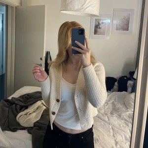 Stickad kofta  - Super fin krämvit/beige stickad kofta från Mango som tyvär inte kommer till använding längre😢☹️