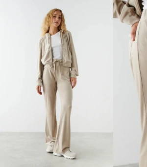 Dress från Gina  - Säljer denna populära dress från Gina. Storlek s på tröjan och m på byxorna. Endast använd 4 gånger. Nypris 550