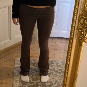Brandy Melville yogapants  - Supersöta lågmidjade yogapants från Brandy Melville! De är i den gråbruna färgen som inte säljs längre💕Jättemysigt material, utsvängda ben och midja som man viker ner själv. Onesize men passar nog bra för S-M ungefär💗
