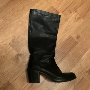 Stövlar - Supersnygga och trendiga boots/stövlar perfekta till hösten! Väldigt fint skick och fin kvalite! Köpare står för frakt, använd gärna köp nu:)