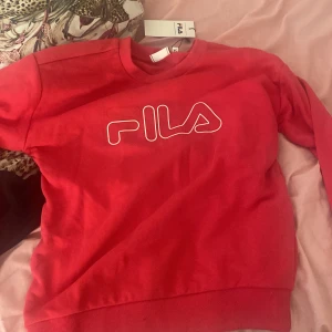 Fila tröja  - Säljer min fila tröja inte använd som ni ser , lappen är kvar köpte för 350 kr. Frakt betalar den som köper 😊 