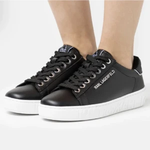 Karl Lagerfeld sneakers - Ett par snygga svarta sneakers som tyvärr är för stora för mig. Använt Max 2 gånger så är i nyskick Lådan och påsen tillkommer Skriv för fler bilder och frågor❤️