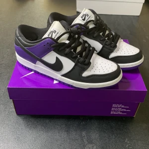 Nike SB Dunk Low Court Purple DS Strl 43 - Säljer ett par Nike SB Dunk Low Court Purple Strl 43. Helt nya med kvitto från streetlab   Skickas dubbelboxat 