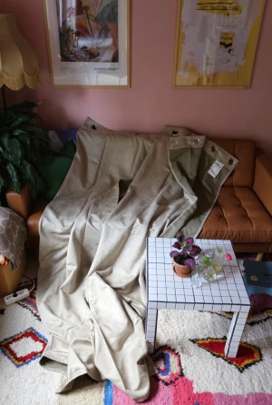 Gardiner Ikea Birtna - Säljer ett par superfina & i stort sett oanvända  Birtna mörkläggningsgardiner i beige från Ikea 