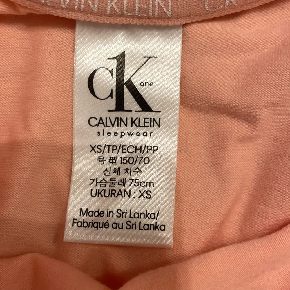 Säljer ett Calvin Klein pyjamas set som är använt väl. Det är i väldigt bra skick, tröjan är i strl XS och byxorna vet jag inte men antar att det är samma strl där. . Övrigt.