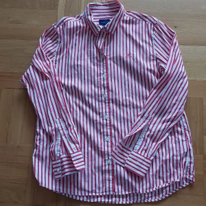 Randig Skjorta Gant - Snygg randig skjorta från Gant. Ursnygg till ett par blåa keans