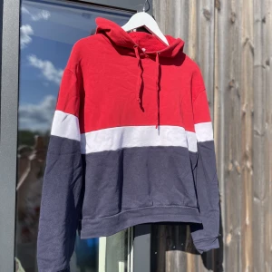 Colourblock huvtröja - Mjuk röd/blå huvtröja. Lite kortare i längden 