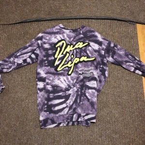 Dua lipa merch tröja - Säljer tröja med Dua lipa tryck. Bra skick.🤍