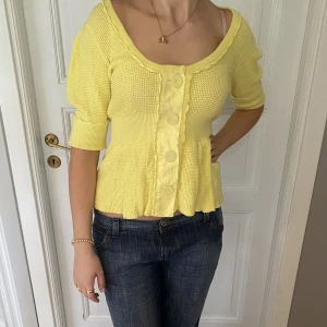 Trekvartsärmad kofta - Världens sötaste trekvartsärmade kofta i citrongult💛 Fint skick! Storleken passar S-M.  Skriv vid funderingar och kolla in alla andra snygga plagg jag säljer😇💗