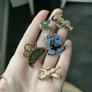 Harry Potter pins - Säljer mina Harry Potter pins Racenclaw, köpte i London. I nyskick 🫶🏼