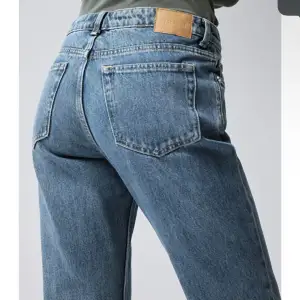 Säljer dessa jeansen som ej är använda, säljer då de är för stora, nypris 590kr, skickar gärna privata bilder och kan tänka mig att sänka priset vid snabb affär💗
