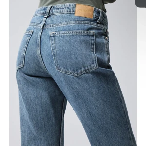 Pin mid straight jeans weekday - Säljer dessa jeansen som ej är använda, säljer då de är för stora, nypris 590kr, skickar gärna privata bilder och kan tänka mig att sänka priset vid snabb affär💗