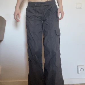 Cargobyxor - Gråa cargobyxor från carlings. På bilden har jag dem nedvikta men man kan ha midjan högre upp om man vill. Nästan oanvända 