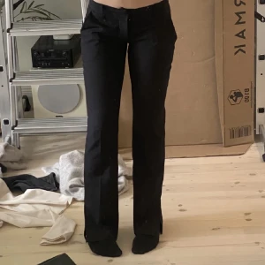 Kostymbyxor - Säljer dessa jättefina lågmidjade kostymbyxor från bikbok. Bilderna är lånade, meddela om du vill ha egna bilder eller har andra frågor!💓