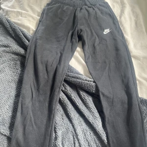 Nike mjukisbyxor - Ett par snygga mjukis byxor skicka 6/10 andvända men ända ganska bra skicka. Nypris 500kr