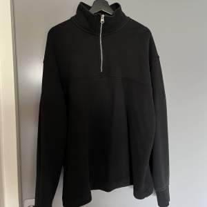 Snygg svart tröja i sweatshirtmatetial. Inte använd mycket alls, nypris 800kr