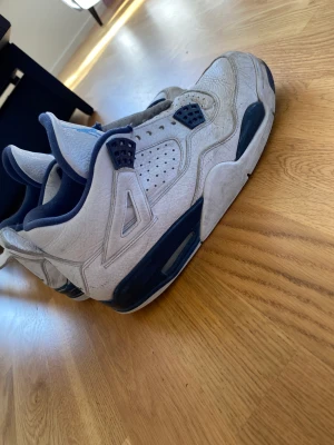 Jordan 4 - Tja! Jag säljer ett par Jordan 4 retro Columbia, dom är rätt så slitna och väl använda men har fortfarande kvar att ge. Box medföljer. Tar endast Swish. Mvh Sigge