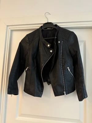SUPER SNYGG SKINNJACKA  - Ärmarna är trekvart som gör jackan unik, modellen finns inte kvar längre då den är köpt för 5 år sen och säljer den för att den inte passar mig längre. Passar perfekt med klänning och vardags outfit. Pris kan diskuteras vid snabb affär