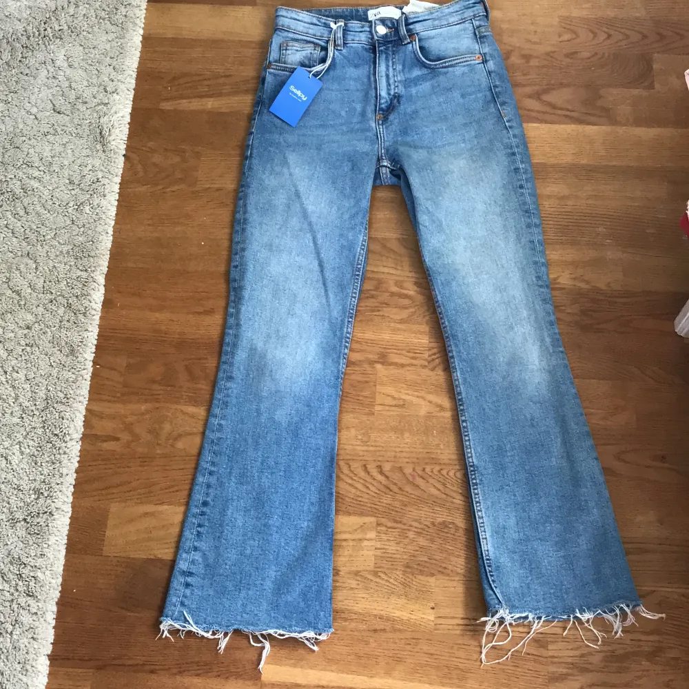 Säljer mina zara jeans låg midjade köpta på Sellpy men aldrig använt på grund av fel storlek. Mycket bra skick . Jeans & Byxor.