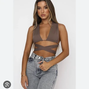 White Fox Multiway top - MOCHA - Aldrig använd då man behöver lite mindre bröst. Annars hur fin som helst och önskar jag kunde ha den. Jättemjukt tyg, kan knytas på massa olika sätt