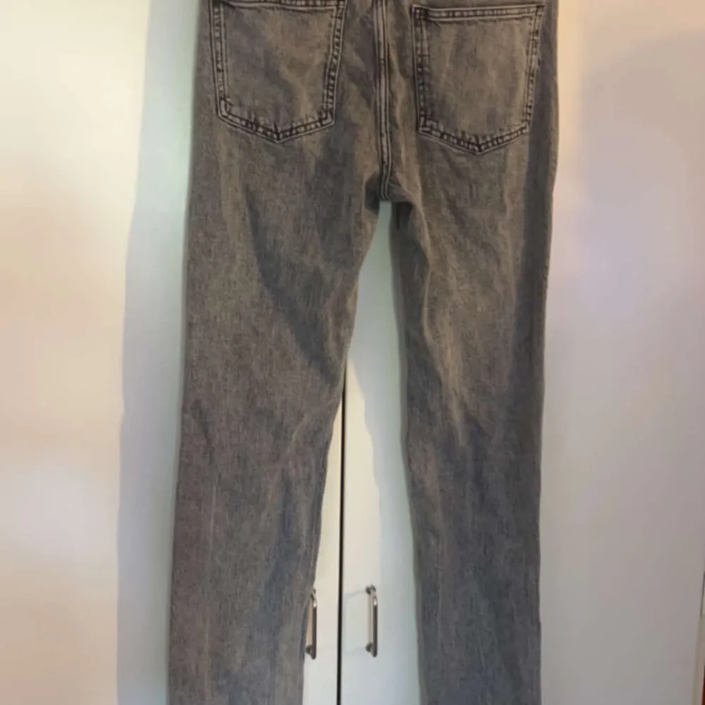 Helt nya jeans, endast provade. Prislappen är borttagen, säljer då dom är för långa . Jeans & Byxor.