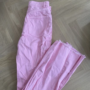 Jeans - Säljer dessa snygga rosa jeans