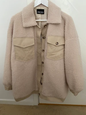 Jacka  - Superfin höstjacka från pieces, använd 3 gånger ungefär 🍂