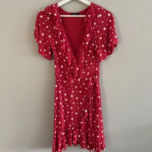 Klänning med stjärnor  - Supersöt röd klänning med stjärnor 