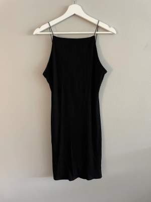 Supersnygg svart klänning från H&M
