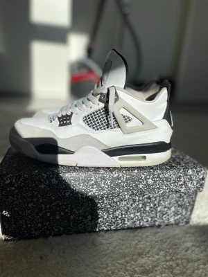 jordan 4 'military black - Hej säljer dessa jättefina jordan 4 'military black i storlek 42 för 800kr boxen ingår också.