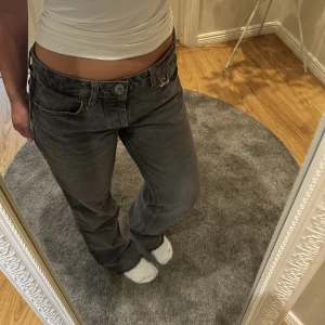 Jeans - Grå jeans från zara storlek 38, klippta och passar mig som är 164cm, fint skick!