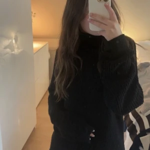 Svart polostickad - Svart polostickad i väldigt bra skick! Super skön och fin till höst/vinter🍂🍁💕