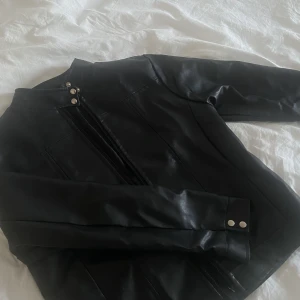 Läderjacka - superfin läderjacka jag köpt på plick, den andra bilden är från tjejen jag köpte den av💞 köpt för 350kr