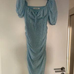 Adooreklänning - Ljusblå/turkos sommarklänning från adoore. Använd 1 gång.