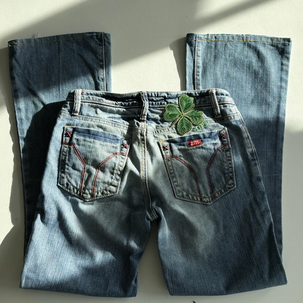 Skit snygga jeans från miss sixty, finns ej att köpa denna modell längre. Bra skick och ej använda på några år. De är lågmidjade med bootcut.. Jeans & Byxor.
