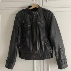 Läderjacka - Köpte second hand i Köpenhamn, så fina detaljer och jättebra skick. Perfekt längd. Jag är 178 cm och har vanligtvis S.