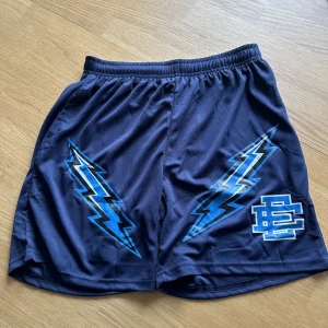 EE shorts, Eric Emanuel - Oanvända, storlek XL men sitter som medium. Längd på shortsen är 44 cm