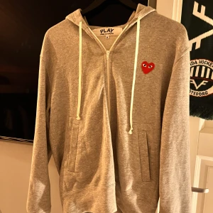 Comme des garçons hoodie - Hej! Säljer min comme des garcons hoodie som är sparsamt använd. Köpt i comme des garcons affär i Berlin, kvitto och original påse finns och det tillkommer vid köp eller inklusive byte. Hör av er om ni är intresserade av köp eller byte, pris kan diskutera