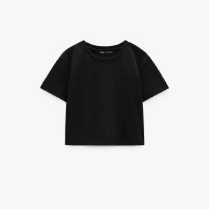 Zaratopp - Svat croppad T-shirt från zara. Fint skicka. Storlek S💕