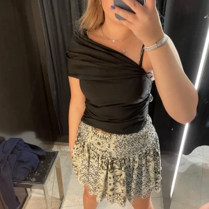 Zara topp - Säljer min så coola one shoulder topp ifrån zara💗då den har tyvärr aldrig kommit till användning så den har prislapp kvar! 💗