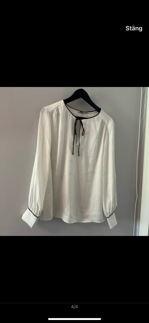 Vit blus - Med svarta detaljer
