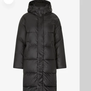 Svea dunjacka / vinterjacka  - Superfin och varm dunjacka från Svea i fint skick! Skriv för egna bilder 😊pris kan diskuteras vid smidig affär. Köpte för 3500