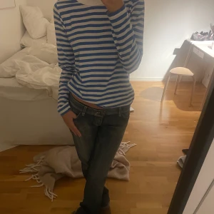 Tröja i strl XS - Blåvit-randig tröja från HM i strl XS. Helt oanvänd oxh prislappen är kvar (köparen står för frakten)