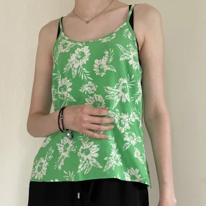 Grönt linne - Fint grönt linne med vita blommor på. I bra skick.