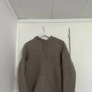 Hunky Dory stickad Hoodie - Vintage Hunky Dory från 90-talet. Se bild för trasig maska. Brun/grå