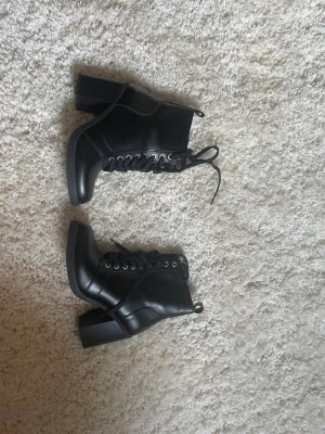 Ankle boot med klack  - En snygg svart ankle stövel klacksko med snörning! Använd en gång, är i storlek 38. Skorna är i märket Vox! Skriv om ni har frågor ❤️