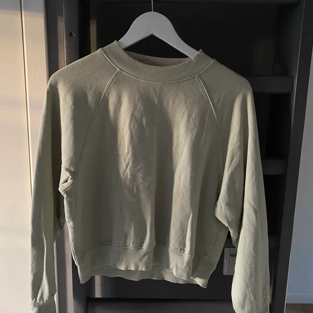 Mintgrön sweatshirt från Gina Tricot. Mysig tröja och sitter snyggt i storlek S. Använd någon enstaka gång.. Tröjor & Koftor.