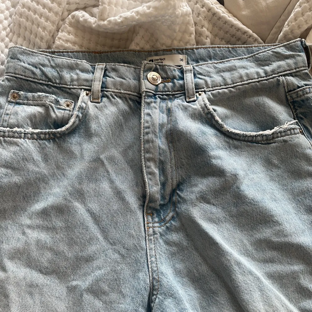 Blåa jeans från Ginatricot. Använda fåtal gånger men är för stora för mig. Hål på knäna.. Jeans & Byxor.