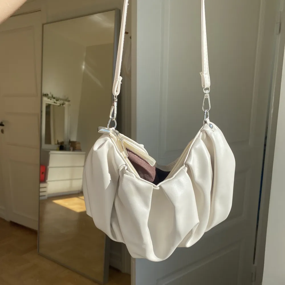 Säljer denna krämvita handväskan från shein då den inte kommer till användning! 🫶🏼. Väskor.